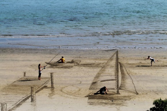 砂浜に現れた立体の船や建物！ ビーチに描かれた3Dサンドアートがスンゴいぃ～!!