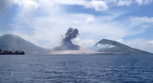 【希少映像】南の楽園パプアニューギニアで起きた噴火の瞬間を偶然とらえた動画
