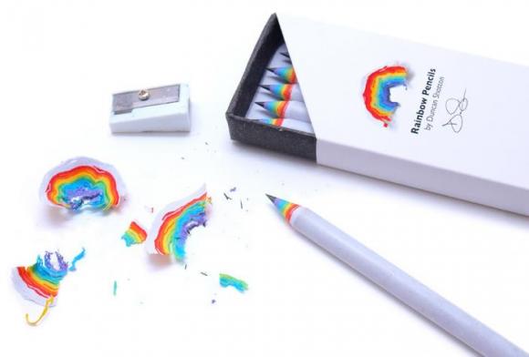 クルクルまわすたびに七色の虹!!　削りかすがレインボーになるかわいい＆エコな鉛筆