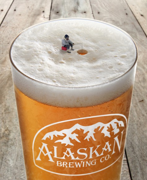 泡の上で釣り＆スノーモービルを満喫!? アラスカのビール会社が制作したビジュアル広告が可愛過ぎるぅ!!