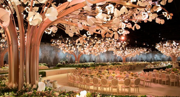 花と光が溢れるメルヘン空間にうっとり おとぎ話の中に迷い込んだみたいな結婚式場 Pouch ポーチ