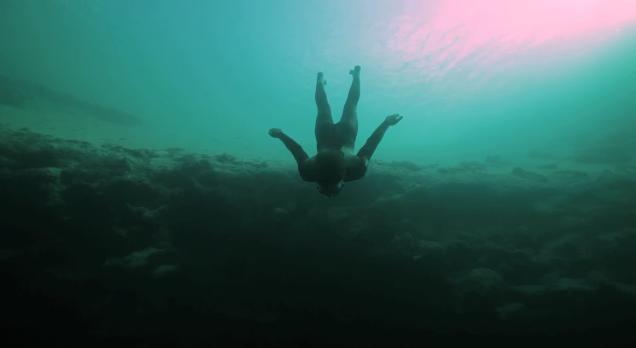 本当ならスゴい！深さ202メートルの海底に酸素ボンベ無しでもぐる男性