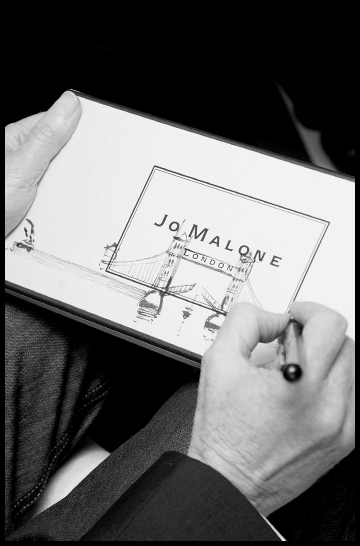 【クリスマスプレゼント、もう決めた？】JO MALONE LONDONがギフトボックスにその場でイラストを描いてくれるイベント開催！