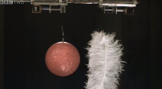 【物理ってスゴい】「重い」ボーリングの球と、「軽い」羽根が同じ速度で落下していく動画