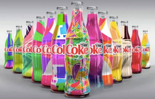 コカコーラのデザインボトルがカラフルな幾何学模様でカッコいい!!　二つとして同じデザインがないんだって！