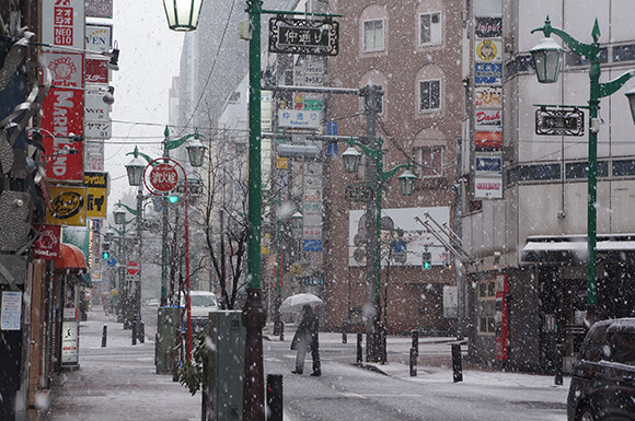 【雪速報】東京23区でも大雪→雨 / 新宿2丁目の様子（10時30分頃）