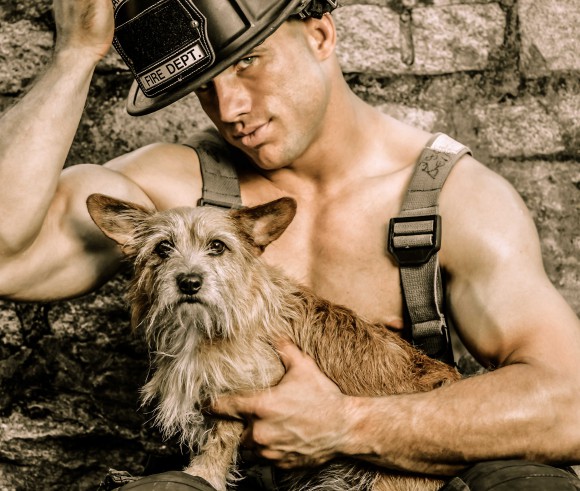 「今まさに犬や猫を救助したんだぜ」風にポーズをキメるセクシー消防士さんのカレンダーが海外で話題に