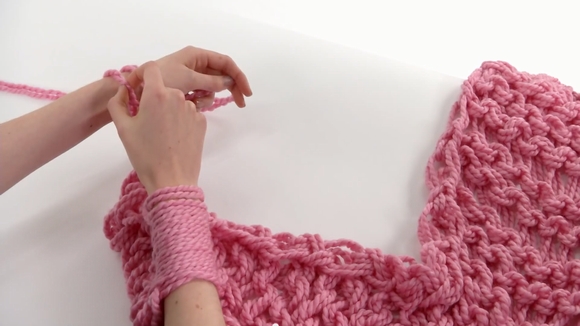 【編み物デビュー】これカワイイ！　1時間でできる“ざっくり腕編みスヌード”で今年こそバレンタインを制す!?
