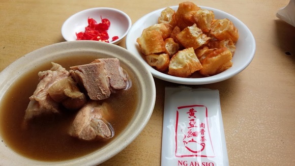【シンガポール旅】やみつきになること間違いナシの「肉骨茶（バクテー）」を地元で評判の店で食べてみた！