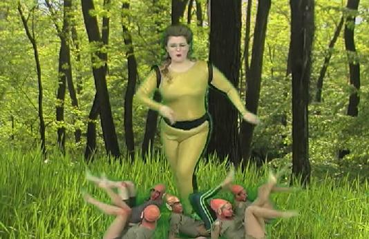 【なにこれ】ゴールドのつなぎを着てくねくね踊る謎のぽっちゃり女性……なにもかもが衝撃的なミュージックビデオ