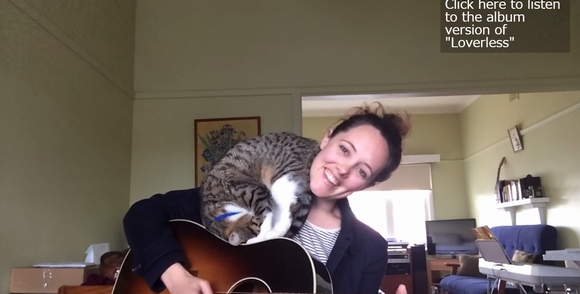演奏しているギターの上ですんごい“かまってアピール”をかますネコ / ネットの声「ネコも歌声も最高！」