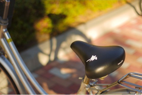 自転車を盗む気がうせる！ 「鳥の糞」自転車盗難防止シールがヴィレヴァンから発売！