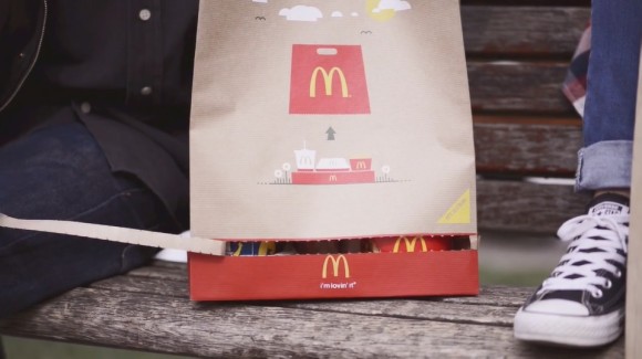 袋がそのままトレイに早変わり!!　ハンガリーのマクドナルドが画期的なテイクアウト用パッケージを開発！