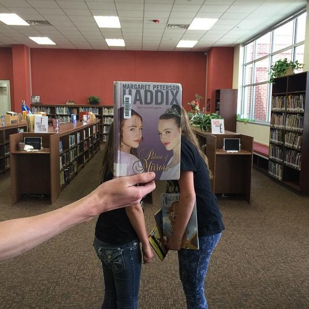 Facebookならぬ「 bookface」がじわじわキテる!? 本の表紙を使った写真遊びが海外で流行中らしい