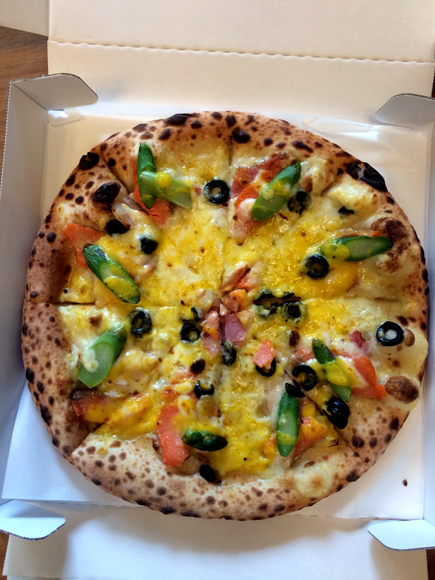 今度はタモリさんプロデュースのピザが登場！ 宅配ピザ「ナポリの窯」から「ピッツァ・オランデッサ」が期間限定発売中!!
