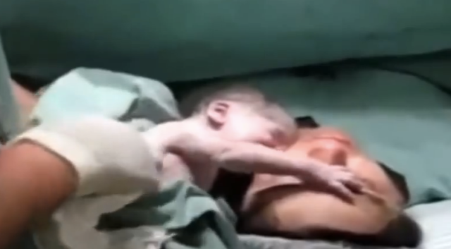 【感動】「ママから離れたくない」と泣く新生児の赤ちゃんの動画が泣ける