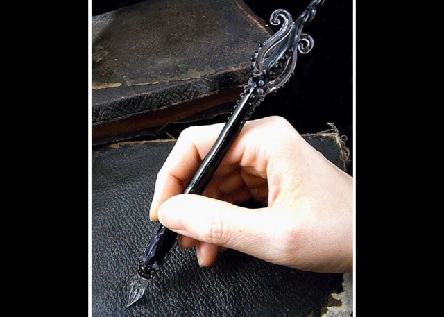 【魔女御用達】魔法の呪文が書けそう？ 見るだけで引き込まれちゃう…美しくてグロテスクな「ガラスペン」
