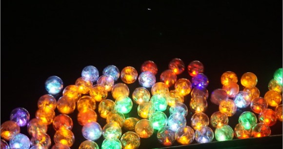 水面にゆらめく無数の光の玉 名古屋 東山動植物園のイベント 夏のイルミネーション いのちむすぶ池 は極上の幻想世界 Pouch ポーチ