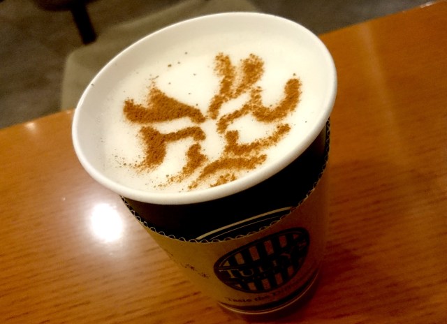 【隠れ名物】タリーズコーヒー歌舞伎座店には「歌舞伎座カプチーノ」なる限定メニューが！ 歌舞伎愛を感じる店舗デザインも必見です