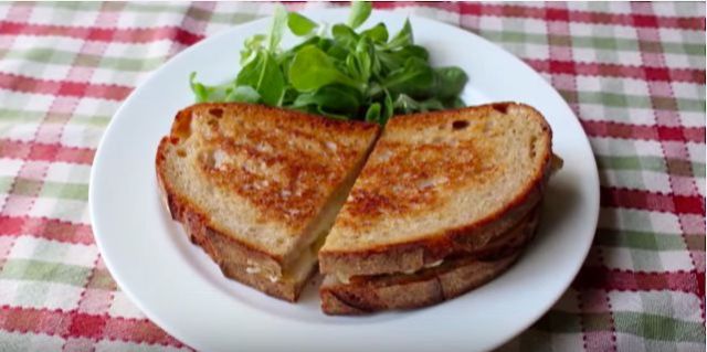 【旬の食材でオシャレサンドイッチ】超簡単なのに美味しい！　梨とブリーチーズのサンドイッチ