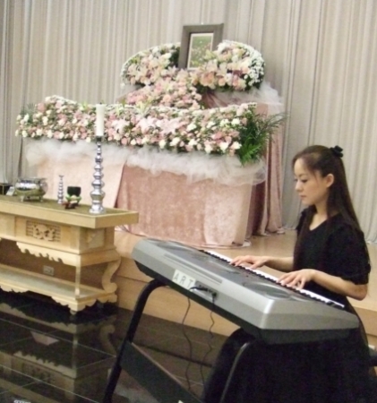 月収30万円を超えるカリスマ主婦も!! いま「お葬式ピアニスト」が副業としてアツいらしい！