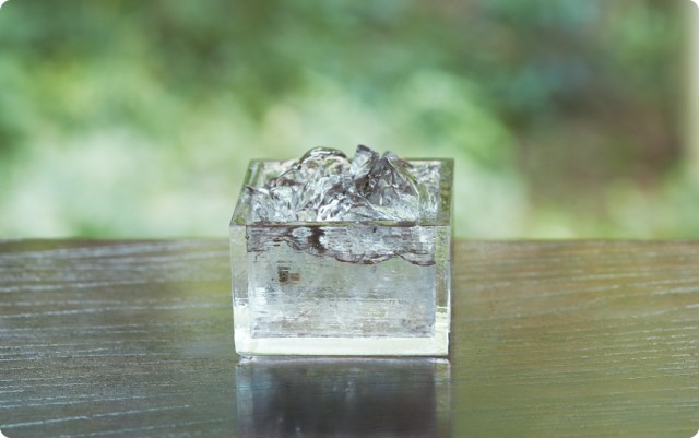 氷でできているかのよう…！ 涼を感じるガラス製の升「HIYAMASU」で日本酒ライフをオシャレにエンジョイ♪