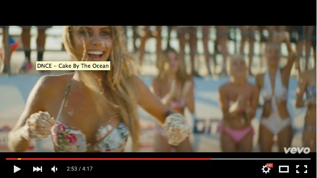 これぞアメリカ 健康的な色気爆発 ビキニ美女がビーチでケーキを投げつけ合うmvが豪快すぎる Pouch ポーチ