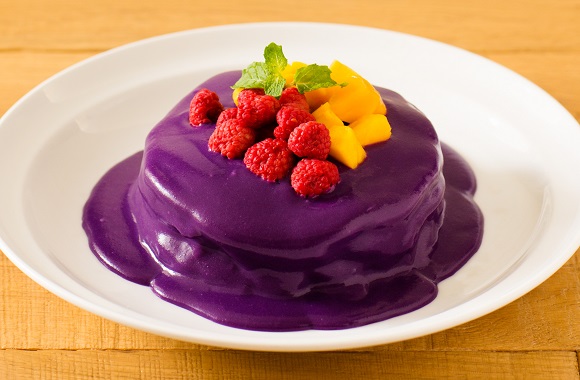 インパクト大の色合いにドキッ！ 紫芋を使ったハロウィン限定パンケーキが「エッグスンシングス」に登場するよーー☆