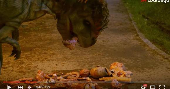 歩いていたら目の前に食事中の恐竜が 映画 ジュラシック ワールド にちなんだドッキリにひっかかった人々をご覧ください Pouch ポーチ