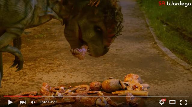 歩いていたら目の前に食事中の恐竜が！ 映画「ジュラシック・ワールド」にちなんだドッキリにひっかかった人々をご覧ください