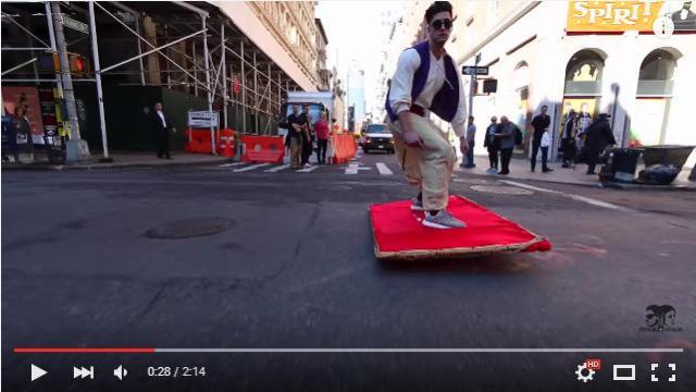 【騒然】米NYに「空飛ぶじゅうたん」が現れた！ アラジンが街中を華麗に飛び回る様子をご覧ください