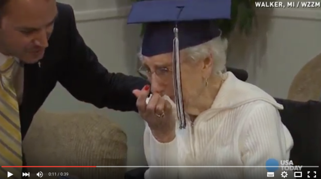 【79年ぶりの卒業式】わたしは学校を愛していた…家族のため高校中退した97歳女性 / その功績が認められ、卒業証書を受け取る姿に感動！