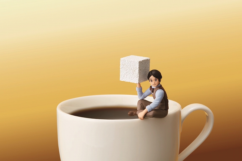 バリスタに変身した内田篤人がコップのフチに舞い降りる！ チョコ菓子
