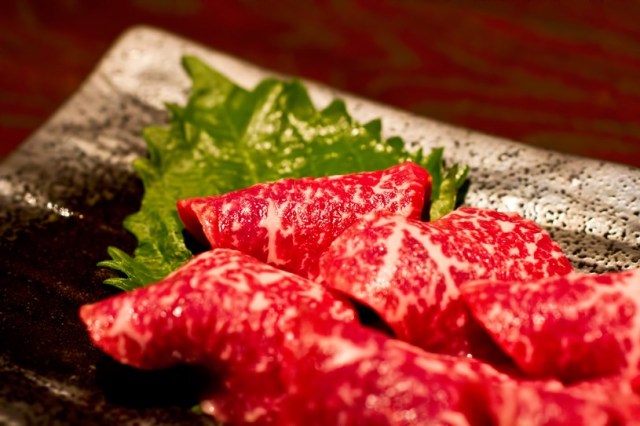 レジ前でキスをすると肉が安くなる！ 京都の肉屋「やまむらや」の割引サービスがいろんな意味でアツイぞ！