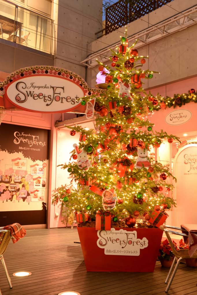 シルバニアファミリーとコラボしたクリスマススイーツが超かわいい！ クリスマスバージョンのショコラウサギにも会えるよ♪ | Pouch［ポーチ］