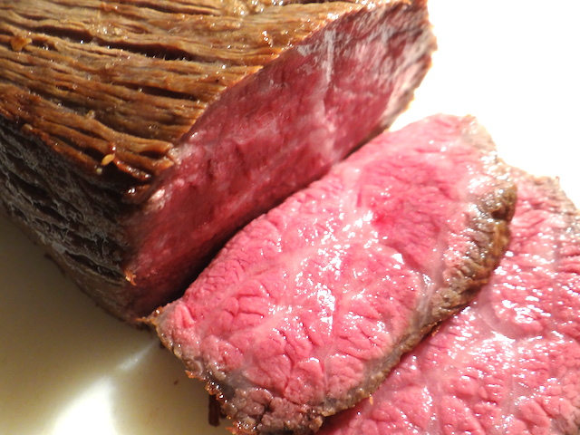 たった30分！ 牛肉と塩だけでできる「絶品ローストビーフ」の簡単レシピをご紹介☆