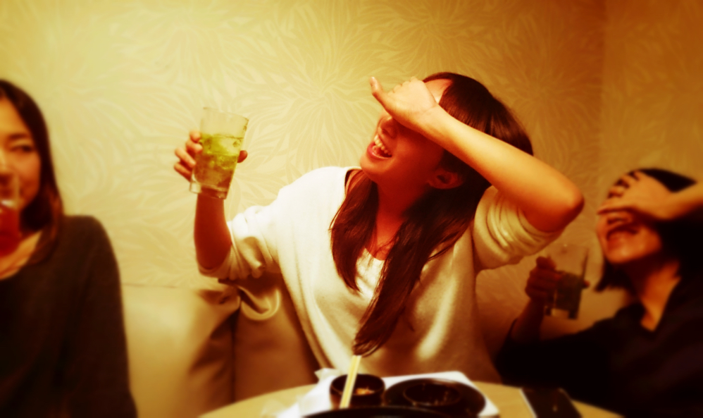 【ホンネ調査】飲み過ぎて失敗しちゃったことってある？ アラサー女子の失敗談「パトカーで護送された」「起きたらバスタブの中」 Pouch[ポーチ]