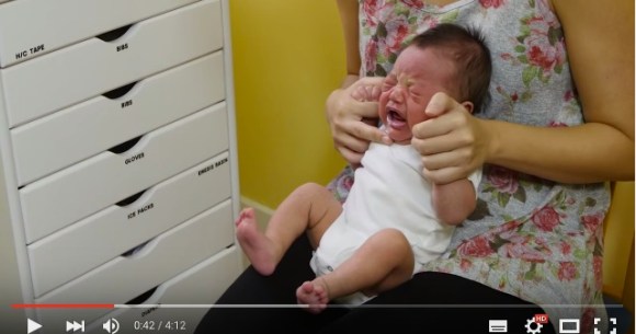 これは魔法か ベテラン小児科医が伝授する 激しく泣く赤ちゃんを一瞬で泣き止ませる方法 Pouch ポーチ