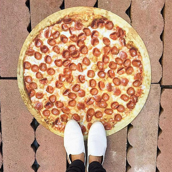 【食ってしまうやろ】玄関の前に “特大ピザ” が落ちてる!? やけにリアルな「ドアマット」でみんなを驚かしちゃお♪