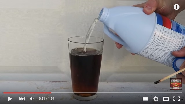 コカ・コーラに漂白剤を混ぜたら…さて何色に？ 実験結果を動画で見ればあなたもきっと驚くはず!!