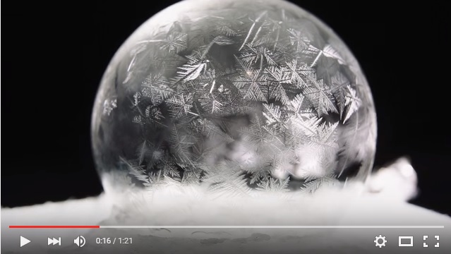 「マイナス15度」の世界でシャボン玉を作ったら…あまりに神秘的！ ガラスの球体に氷の結晶の模様が浮いているよう
