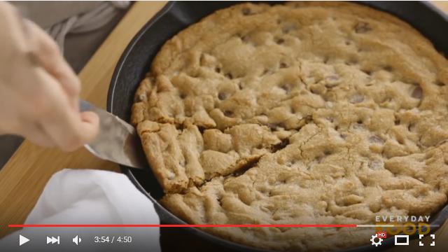 まるで巨大なカントリーマアム！ ケーキみたいに切り分けて食べる “しっとりクッキー” を話題のフライパン「スキレット」で作る動画