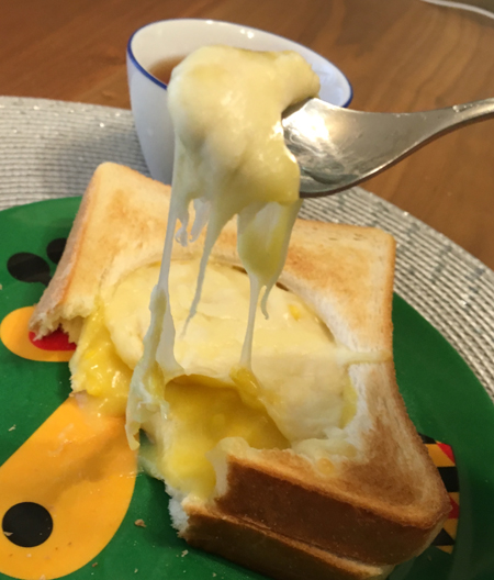 【10分de朝ごはん】コーンクリームにチーズがトロ～ッ!! 超絶簡単なのにめちゃウマな「コンクリグラパン」を作ってみたよ！