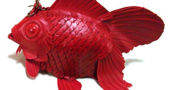 ビビる】迫力ありすぎる金魚バッグに二度見間違いナシ!! 牛革 