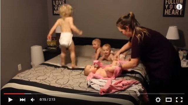 【ママ頑張れ】こりゃ大変だわ…!! 三つ子の赤ちゃんとわんぱく2歳児にパジャマを着せようと奮闘するママの動画