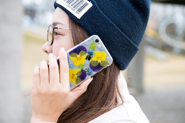 すべてハンドメイド！ 春のお花を使った押し花iPhoneケース「フラワーアートケース」が美しくて見とれます