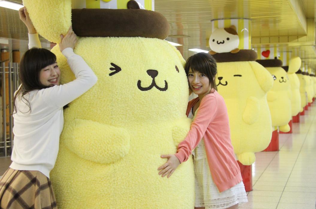 ポムポムプリンが新宿駅に大量発生中！ なんとハグができるのだ