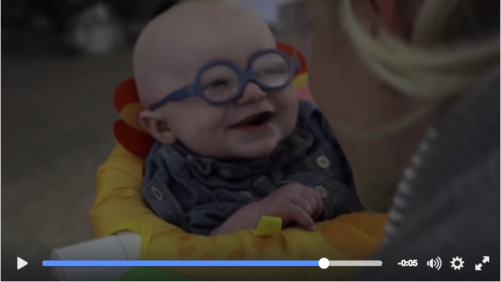 生まれつき目に障害を持つ赤ちゃんがメガネを装着 初めてママを見た瞬間の反応に胸がキューン Pouch ポーチ