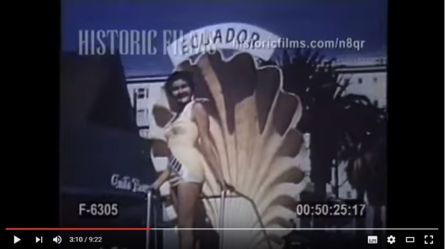 1955年のミス・ユニバース世界大会の動画を発見！ 巨大な貝がらのセットに立って美女たちが街中をパレードしてるよ…!!