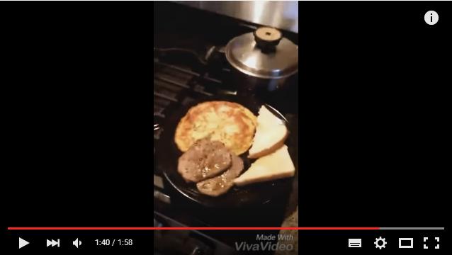 ミュージカル「ステーキ＆エッグ」開演！ 歌を歌いながら料理を作り上げる男性のお茶目でかわいい動画
